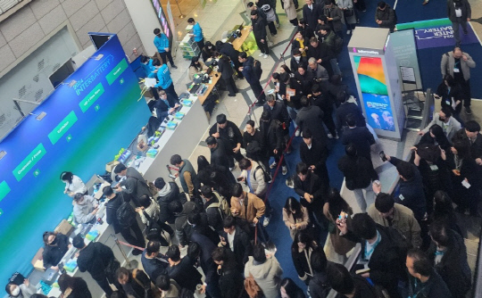 6일 오전 10시 서울 강남구 삼성동 코엑스에서 열린 국내 최대 배터리 산업 전시회 '인터배터리 2024' 행사장이 현장 등록을 위해 줄을 선 관람객으로 붐비고 있다.